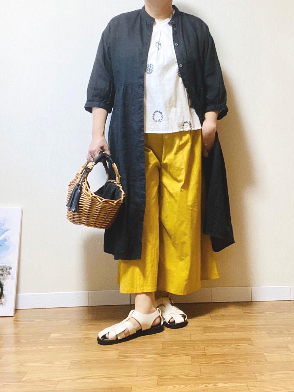 「大人カジュアル、アラフィフ、ぽっちゃり、しまむら、休日コーデ、プチプラ、ワントーンコーデ、黄色、カラーコーデ、きれいめカジュアル」｜「しまむらのアイテム（シャツワンピース、ブラック系）」を使った、hiratti53さん（レディース・159cm）の夏コーディネートの1枚目の写真