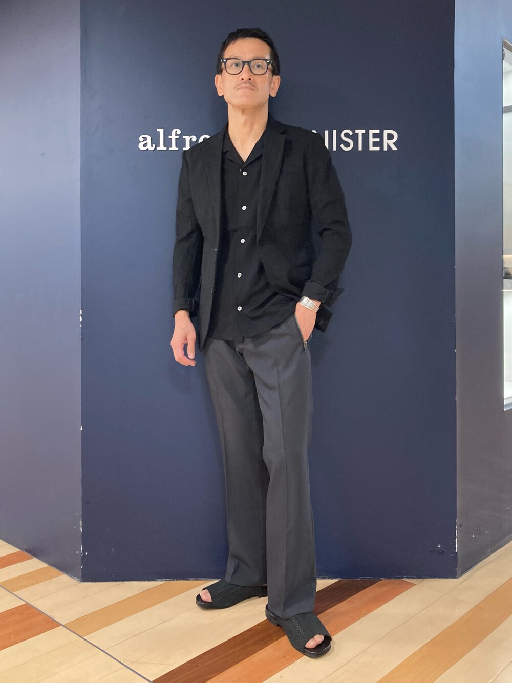 「レザーサンダル、サンダル、サンダルスタイル、ジャケット、ジャケットスタイル、ブラック×グレー、大人カジュアル、シンプルスタイル、春服コーデ、きれいめカジュアル」｜「alfredoBANNISTERの【新色】アシメントリー レザー ミュール サンダル（メッシュ型押し）（サンダル、ブラック系）」を使った、nobgさん（メンズ・171cm）の春コーディネートの1枚目の写真