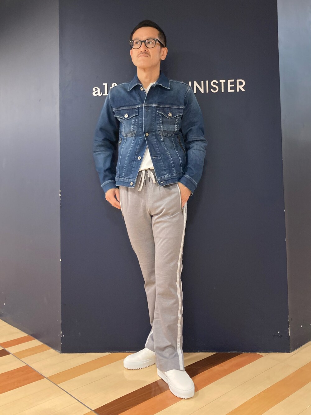 「Gジャン、デニムジャケット、ジャージーパンツ、フレアパンツ、レザースニーカー、アルフレッド･バニスター(alfredoBANNISTER)、大人コーデ、休日コーデ、スニーカーコーデ」｜「5351 POUR LES HOMMESの【23S/S】ハイパーストレッチ デニムジャケット（デニムジャケット、ブルー系）」を使った、nobgさん（メンズ・171cm）の冬コーディネートの1枚目の写真