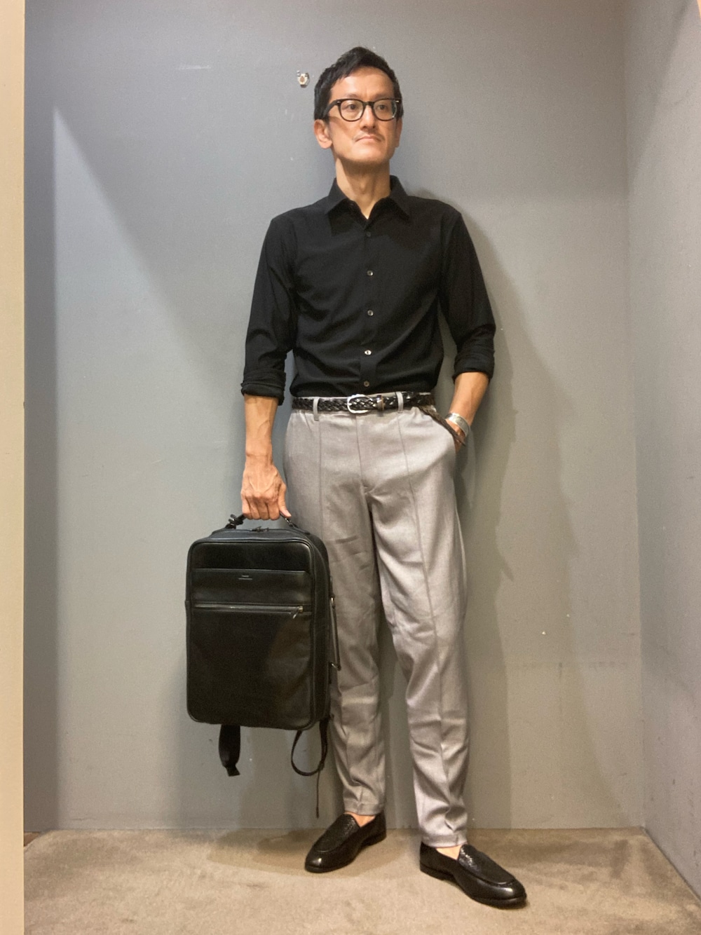 ブラック系のシャツ/ブラウス、グレー系のその他パンツ、ブラック系のバックパック/リュックを着用したメンズの夏コーディネートの1枚目の写真