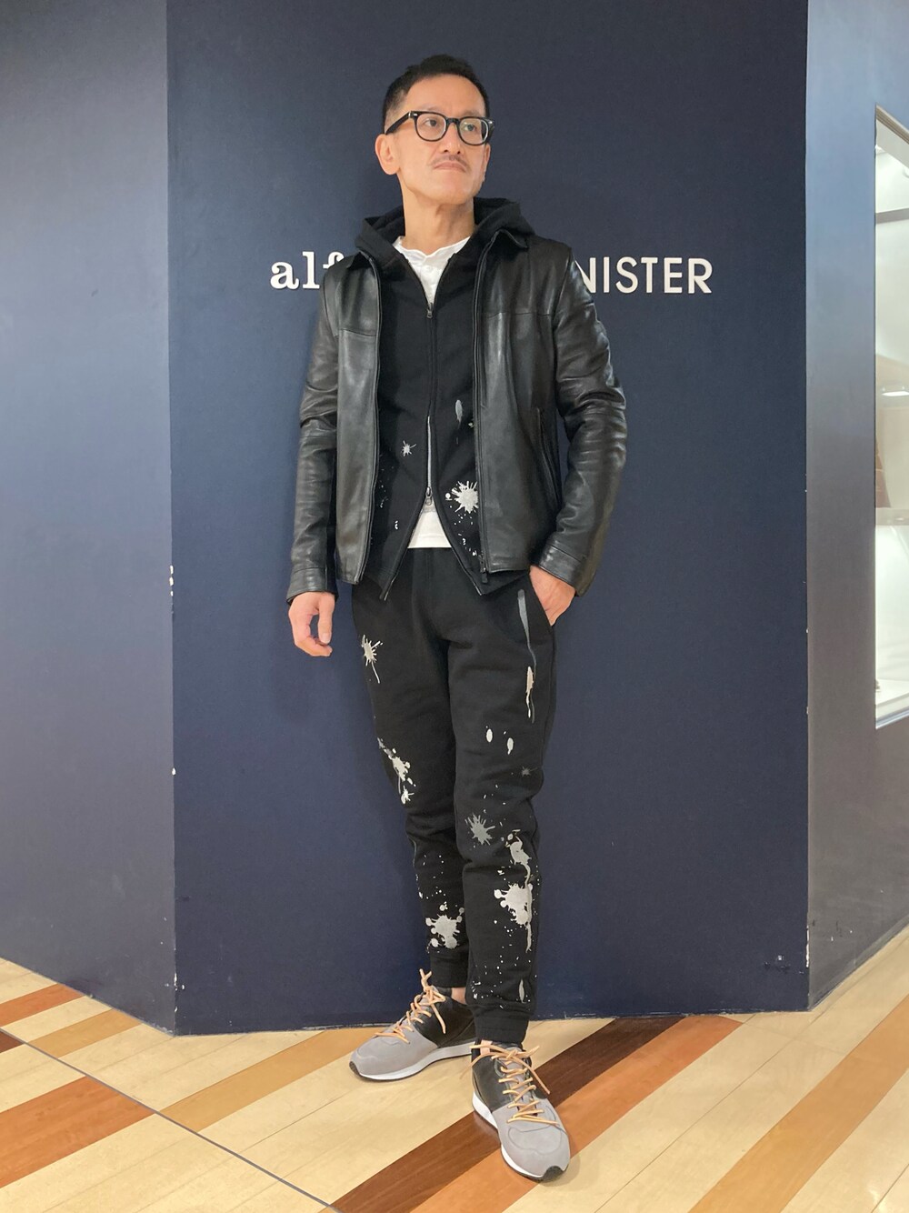 ブラック系のライダースジャケット、ブラック系のパーカー、ブラック系のスウェットパンツを着用したメンズの冬コーディネートの1枚目の写真