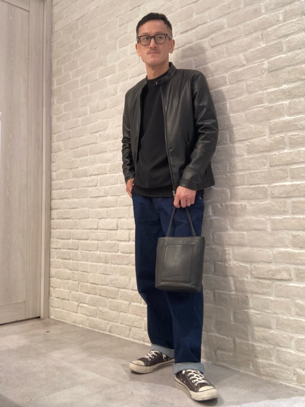 「ライダースコーデ、デニムスタイル、アルフレッド･バニスター(alfredoBANNISTER)、ショルダーバッグ、バッグ」｜「alfredoBANNISTERのレザーミニショルダー（ボディバッグ/ウエストポーチ、ブラック系）」を使った、nobgさん（メンズ・171cm）の冬コーディネートの1枚目の写真