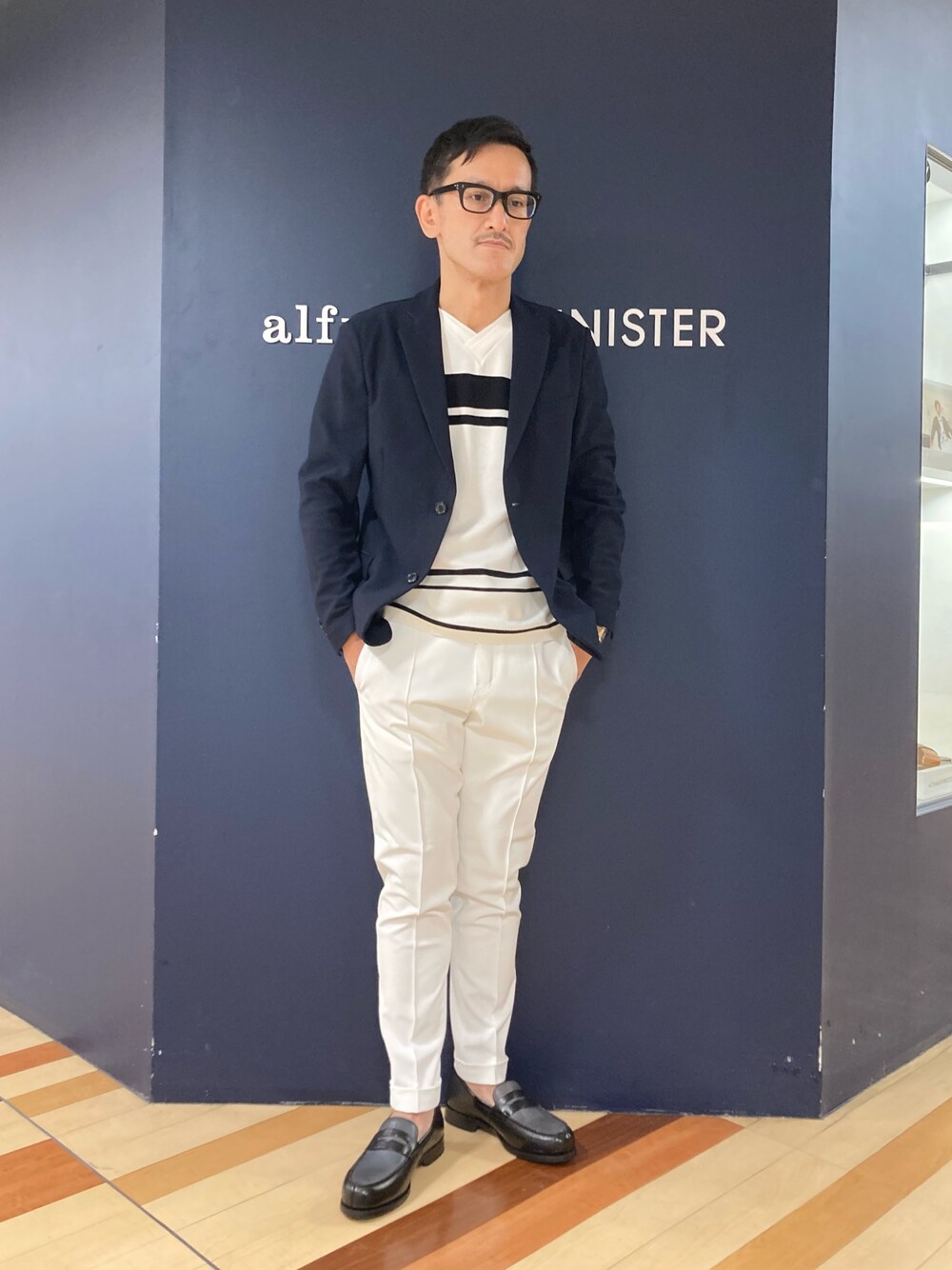 その他のTシャツ/カットソー、ブルー系のテーラードジャケット、ホワイト系のその他パンツを着用したメンズの夏コーディネートの1枚目の写真