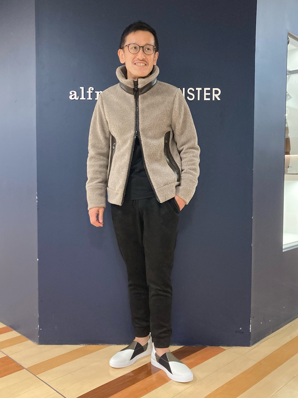 「フリース、ボアフリース、ジョガーパンツ、スポーツミックス、レザースニーカー、アルフレッド･バニスター(alfredoBANNISTER)、秋冬コーデ、スニーカーコーデ、ファッションを楽しもう」｜「5351 POUR LES HOMMESの【MADE IN JAPAN】ポンチＶネック 長袖Ｔシャツ（Tシャツ/カットソー、ブラック系）」を使った、nobgさん（メンズ・171cm）の秋コーディネートの1枚目の写真