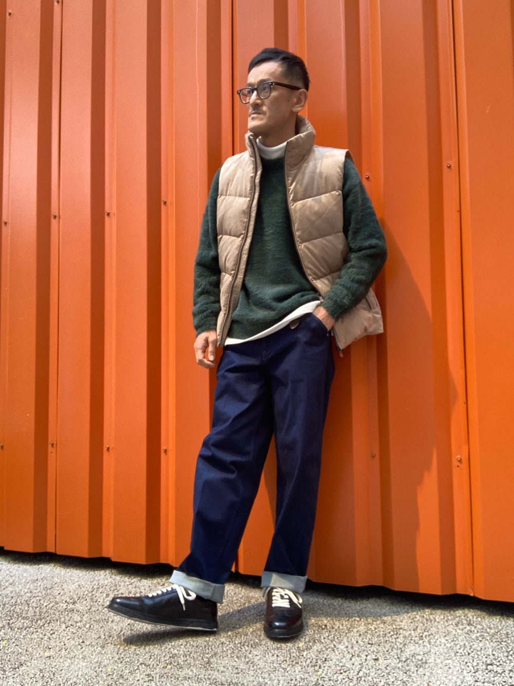 「アメカジコーデ、アメカジスタイル、デニム、デニムパンツ、デニムコーデ、オトナカジュアル、休日スタイル、アバハウス、アウトレット、アルフレッド･バニスター(alfredoBANNISTER)」｜「alfredoBANNISTERの【一部店舗＋WEB限定】ジャーマントレーナー スニーカー（スニーカー、ブラック系）」を使った、nobgさん（メンズ・171cm）の冬コーディネートの1枚目の写真