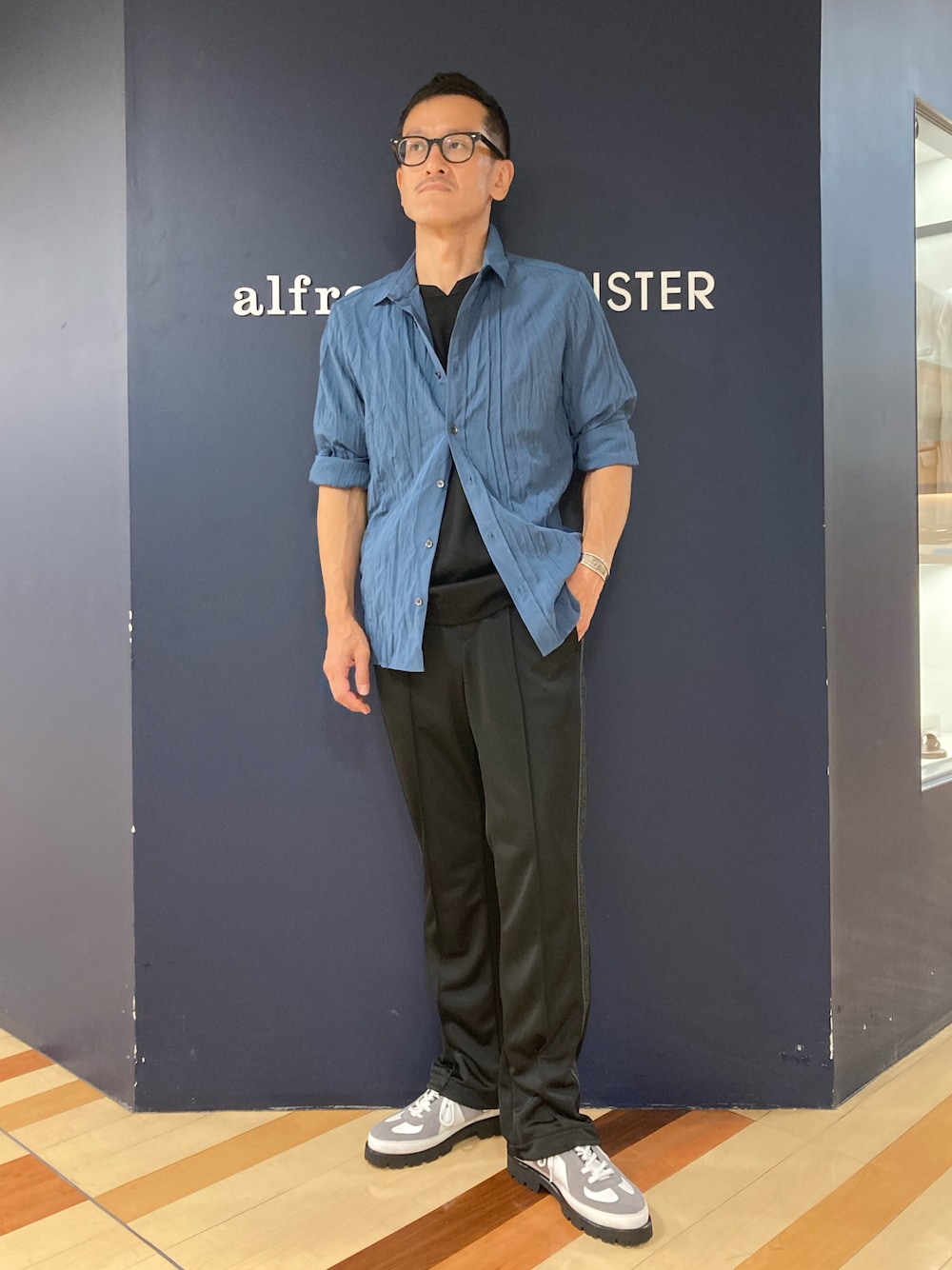 「ジャーマントレーナー、レザースニーカー、ボリュームソール、シャツスタイル、ジャージパンツ、オトナカジュアル、シャツ好き集まれ、カジュアルコーデ」｜「5351 POUR LES HOMMESのピンタック ワッシャーストレッチシャツ（シャツ/ブラウス、ブルー系）」を使った、nobgさん（メンズ・171cm）の夏コーディネートの1枚目の写真
