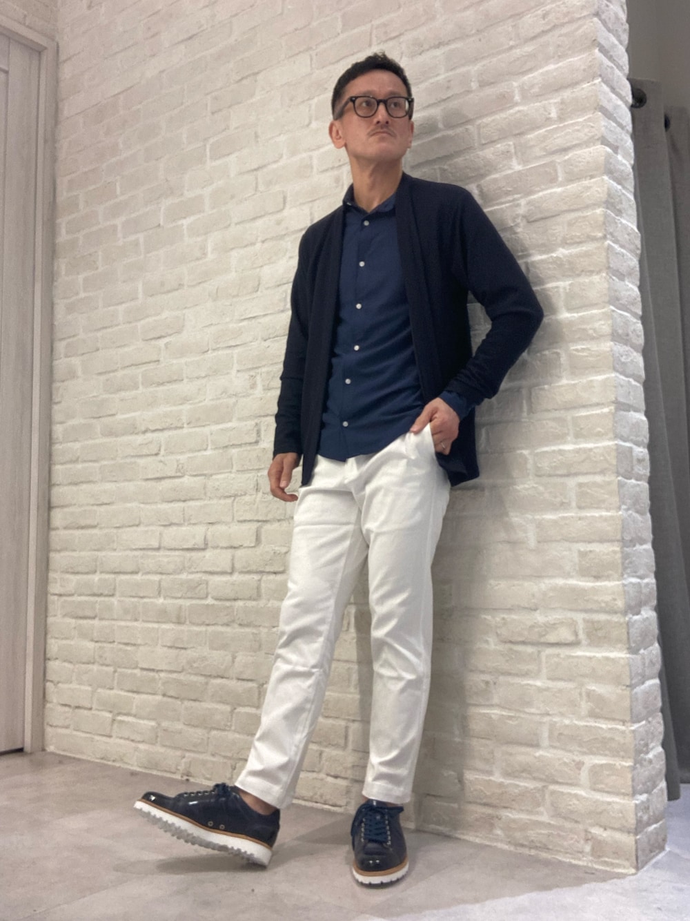 「ホワイトパンツ、ホワイトパンツコーデ、春コーデ、春服、スニーカー、スニーカーコーデ、レザースニーカー、革靴、アルフレッド･バニスター(alfredoBANNISTER)、オトナカジュアル、大人カジュアル、大人コーデ」｜「alfredoBANNISTERの【一部店舗＋WEB限定】レザー ウェルト 厚底ソール レースアップ スニーカー（スニーカー、ブルー系）」を使った、nobgさん（メンズ・171cm）の春コーディネートの1枚目の写真