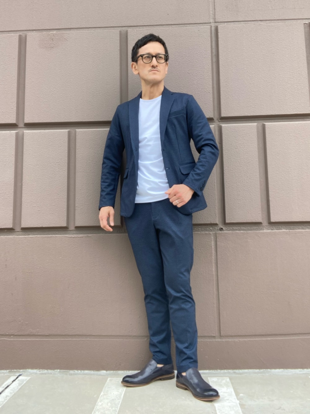 「スリッポン、スリッポン ヒール、レザー、レザースリッポン、革靴、革靴コーデ、セットアップスタイル、オフィスカジュアル、オフィスコーデ、アルフレッド･バニスター(alfredoBANNISTER)」｜「alfredoBANNISTERの【WEB別注】プレーントゥ スリッポン（スリッポン、ブルー系）」を使った、nobgさん（メンズ・171cm）の春コーディネートの1枚目の写真