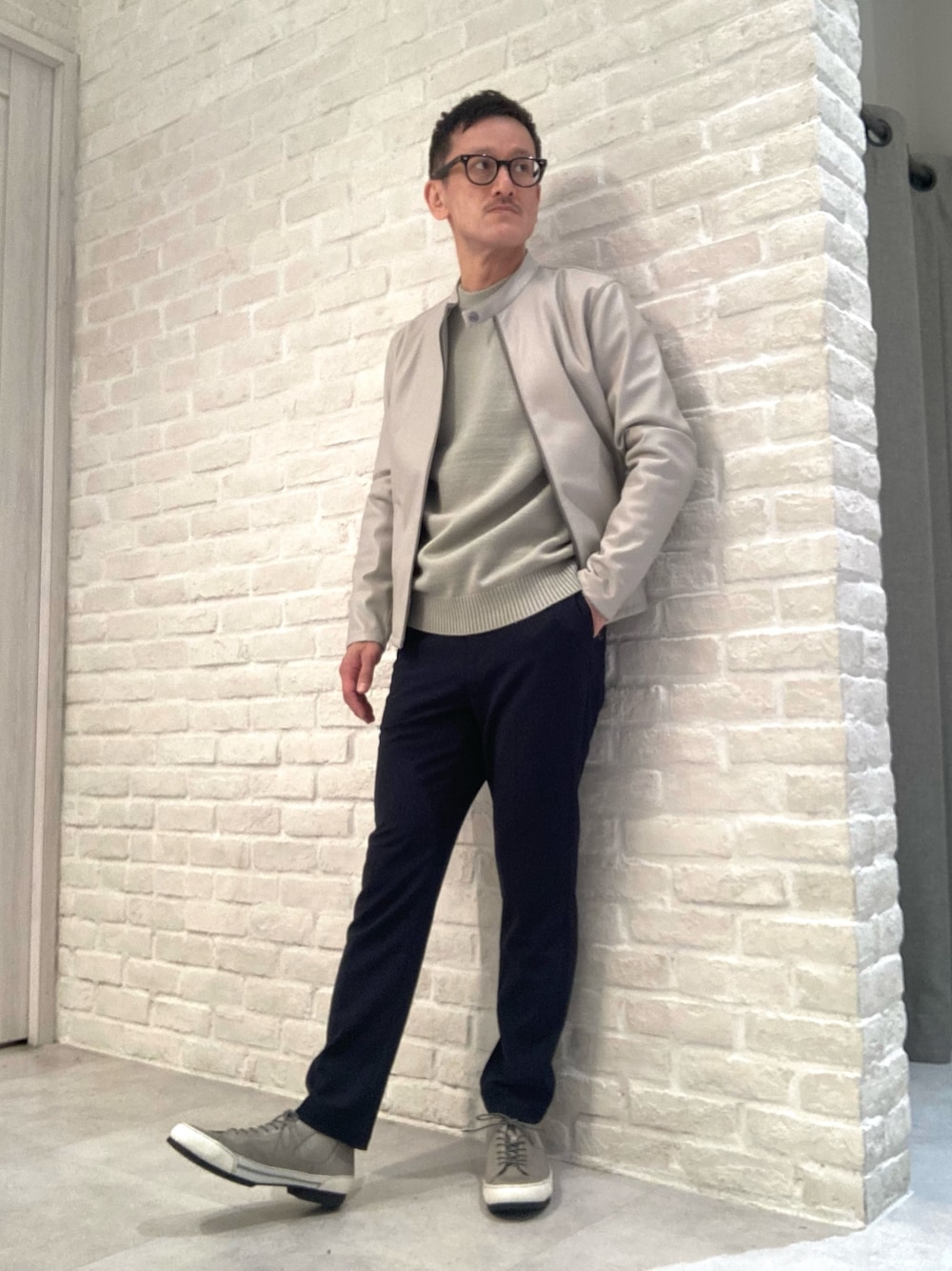 「スニーカー、スニーカーコーデ、スニーカースタイル、ヒールスニーカー、ライダースコーデ、ライダース、アルフレッド･バニスター(alfredoBANNISTER)、シンプルコーデ、大人コーデ、レザースニーカー」｜「alfredoBANNISTERの【販売店舗限定】ミドルカットレザースニーカー（スニーカー、グレー系）」を使った、nobgさん（メンズ・171cm）の冬コーディネートの1枚目の写真