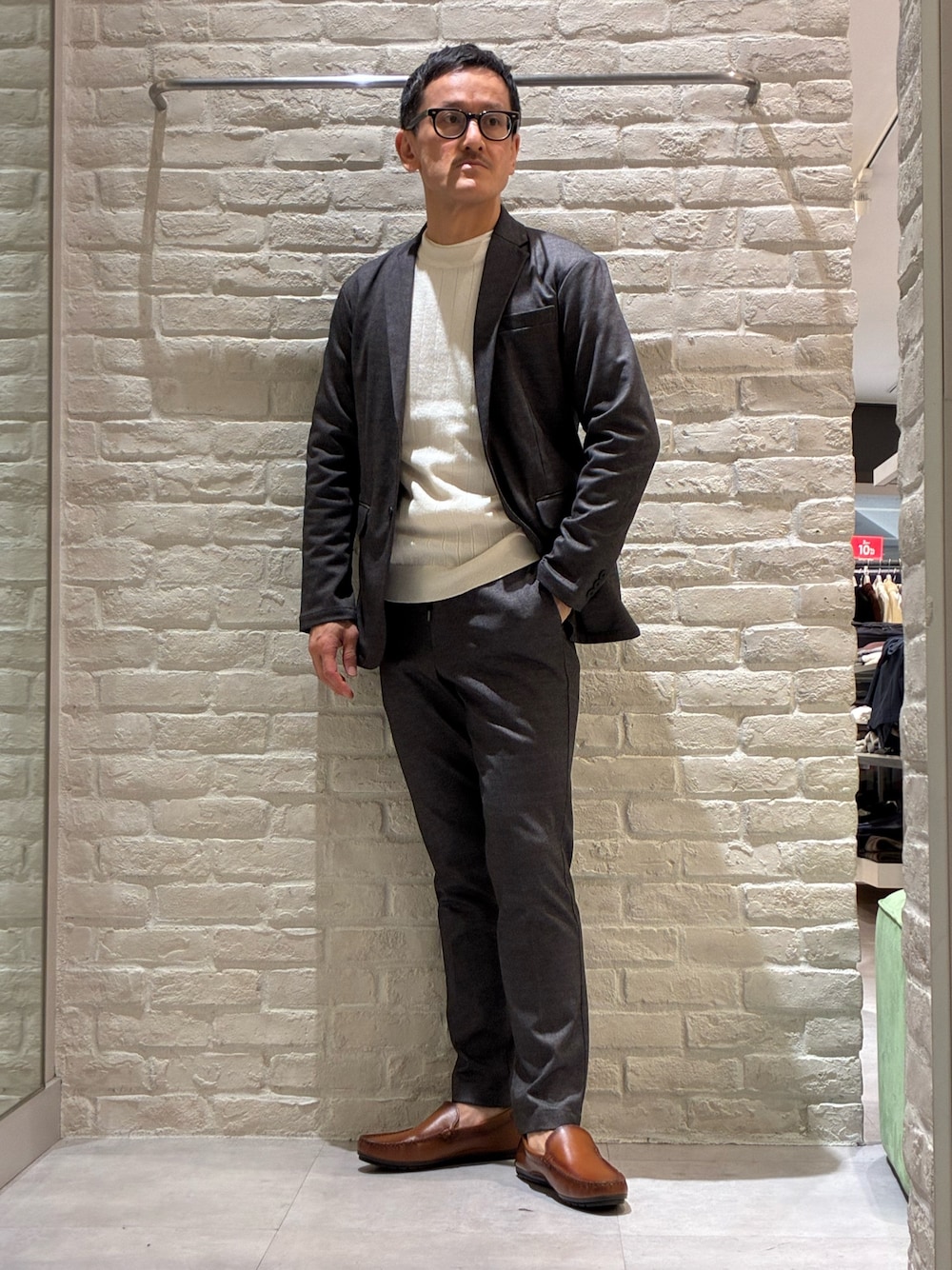 イエロー系のスリッポンを着用したメンズの冬コーディネートの1枚目の写真