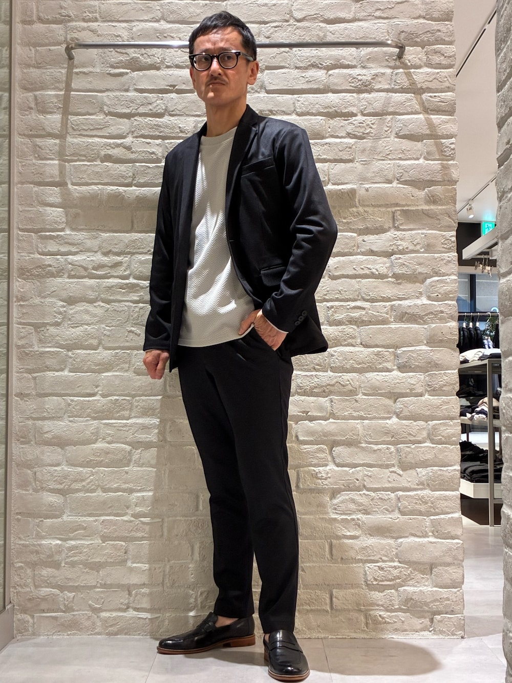 ブラック系のローファーを着用したメンズの春コーディネートの1枚目の写真