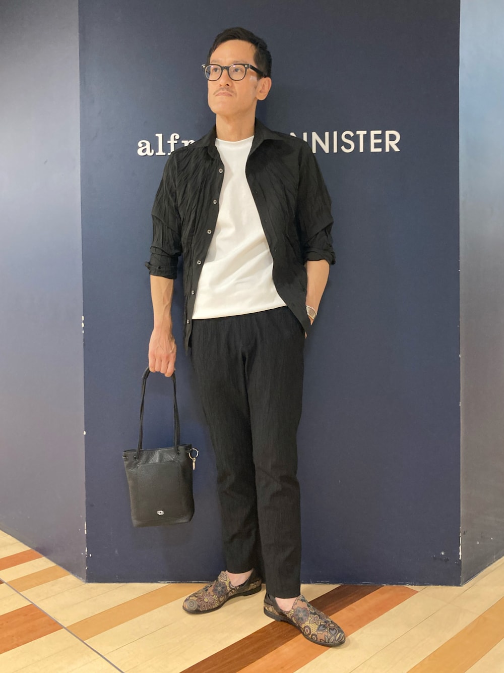 「しわ加工、大人コーデ、ブラックコーデ、レザースリッポン、アルフレッド･バニスター(alfredoBANNISTER)、巾着バッグ、休日スタイル、春ファッション、春コーデ」｜「alfredoBANNISTERの【2WAY】ボタニカル柄 カウンターレス バックストラップ スリッポン/ミュール（スリッポン、その他）」を使った、nobgさん（メンズ・171cm）の春コーディネートの1枚目の写真