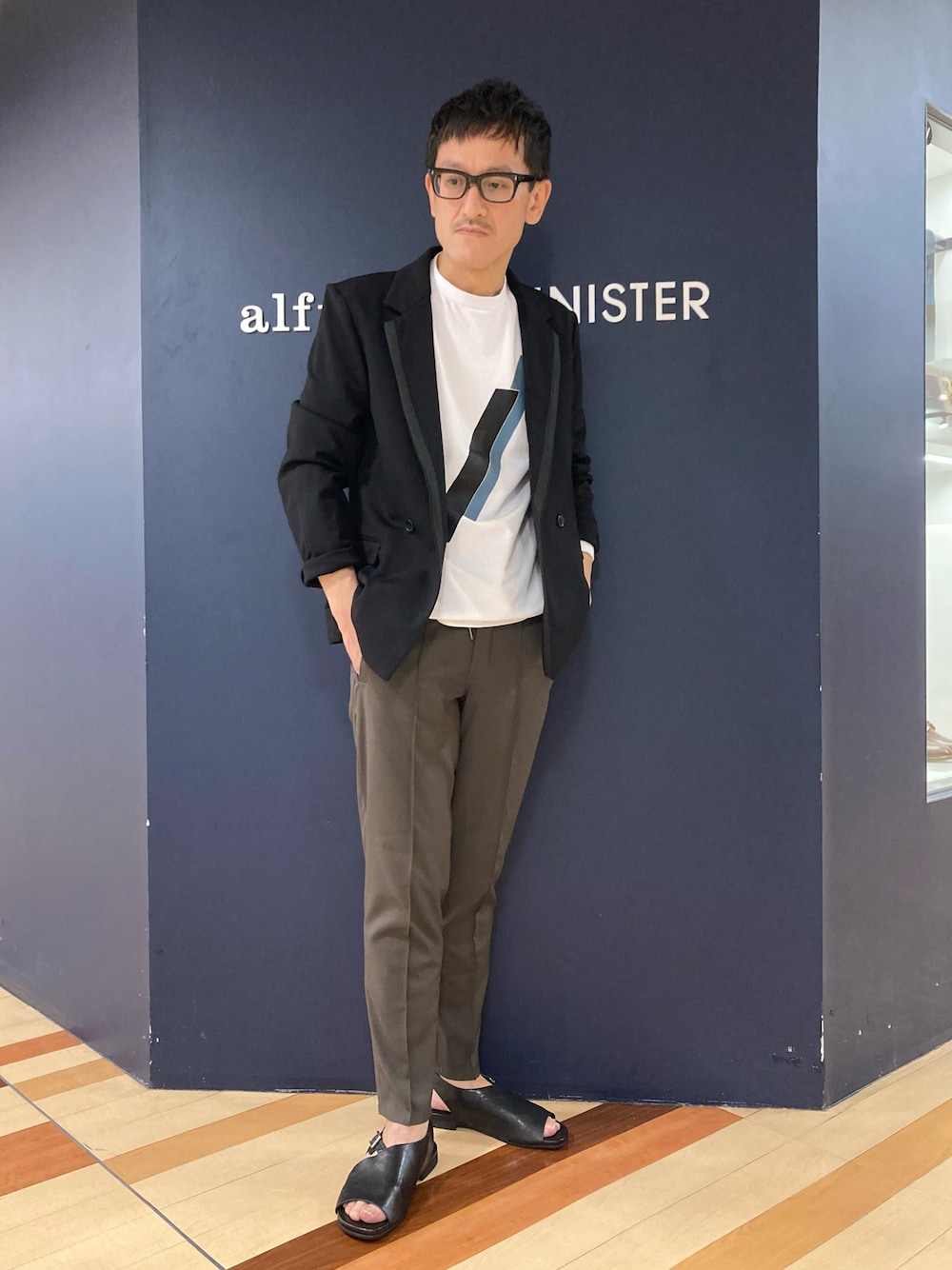「ジャケットスタイル、プリントTシャツ、スラックスパンツ、大人カジュアル、レザーサンダル」｜「5351 POUR LES HOMMESの【セットアップ対応】ポンチカット ダブル ジャケット（テーラードジャケット、ブラック系）」を使った、nobgさん（メンズ・171cm）の春コーディネートの1枚目の写真