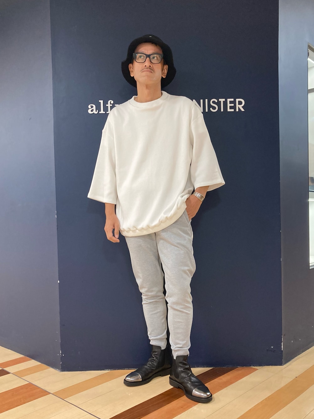 「ブーツスタイル、サイドゴアブーツ、アルフレッド･バニスター(alfredoBANNISTER)、リラックススタイル、スウェットパンツ、バケットハット」｜「5351 POUR LES HOMMESの【5/】NEW ERA バケット01 コットン ブラック（ハット、ブラック系）」を使った、nobgさん（メンズ・171cm）の夏コーディネートの1枚目の写真