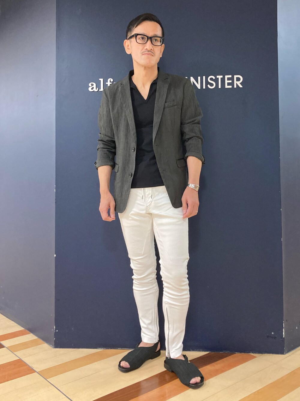 「ジャケットスタイル、ホワイトデニム、レザーサンダル、メンズファッション、スキッパー、休日コーデ」｜「5351 POUR LES HOMMESの【セットアップ対応】コットンワッシャープリント ジャケット（テーラードジャケット、グリーン系）」を使った、nobgさん（メンズ・171cm）の春コーディネートの1枚目の写真