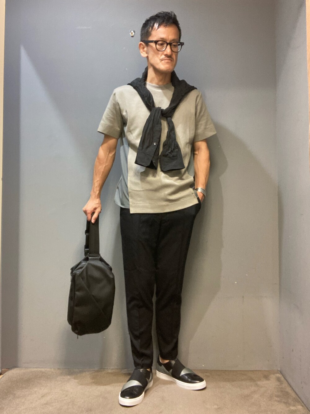 ブラック系のシャツ/ブラウス、グレー系のTシャツ/カットソー、ブラック系のその他パンツを着用したメンズの夏コーディネートの1枚目の写真