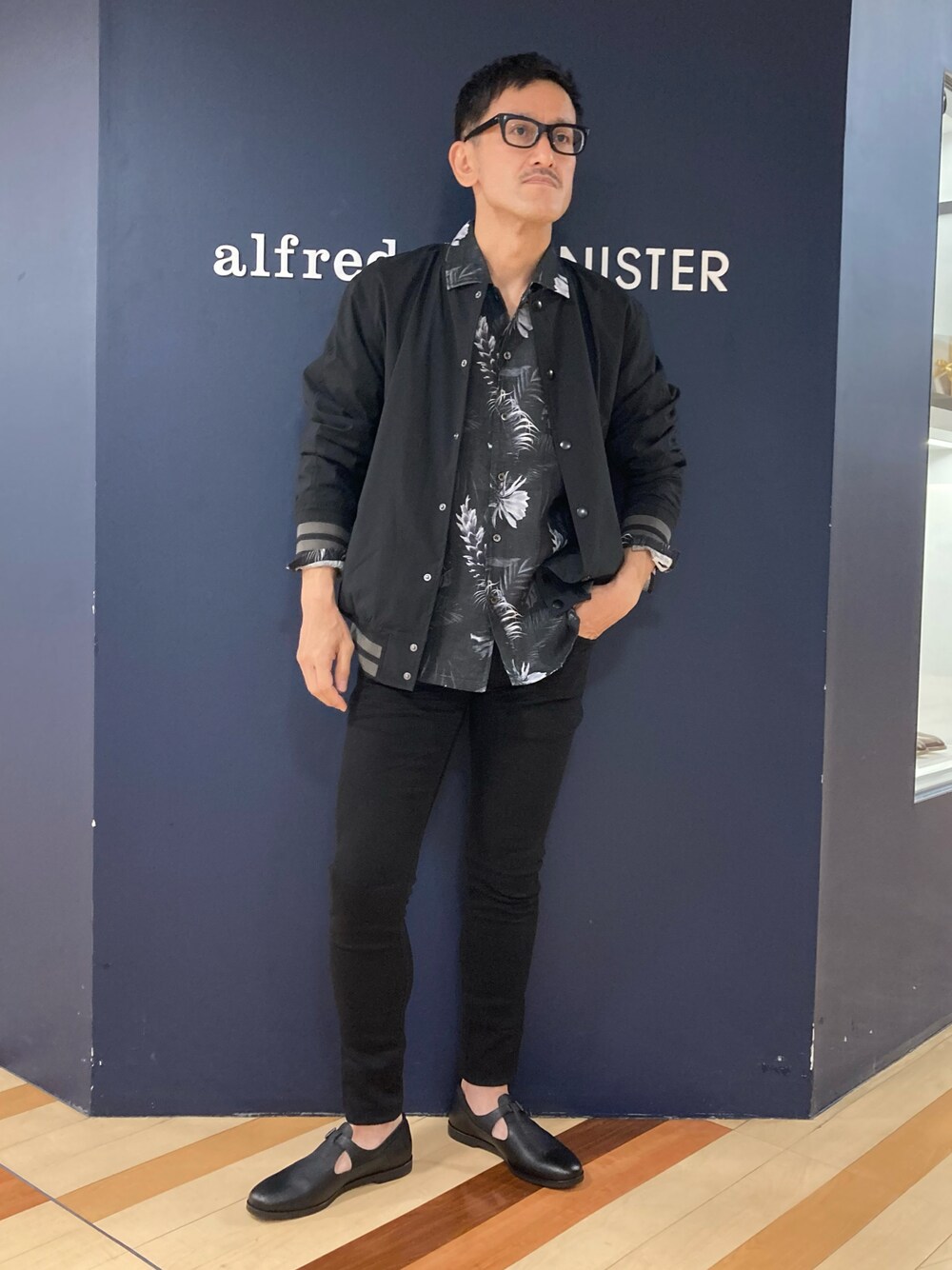 「スタジャン、ロックテイスト、フラワープリント、リネンシャツ、ブラックスキニー、レザースリッポン」｜「5351 POUR LES HOMMESの【5/】ｽﾀｼﾞｬﾝ（ブルゾン、ブラック系）」を使った、nobgさん（メンズ・171cm）の春コーディネートの1枚目の写真