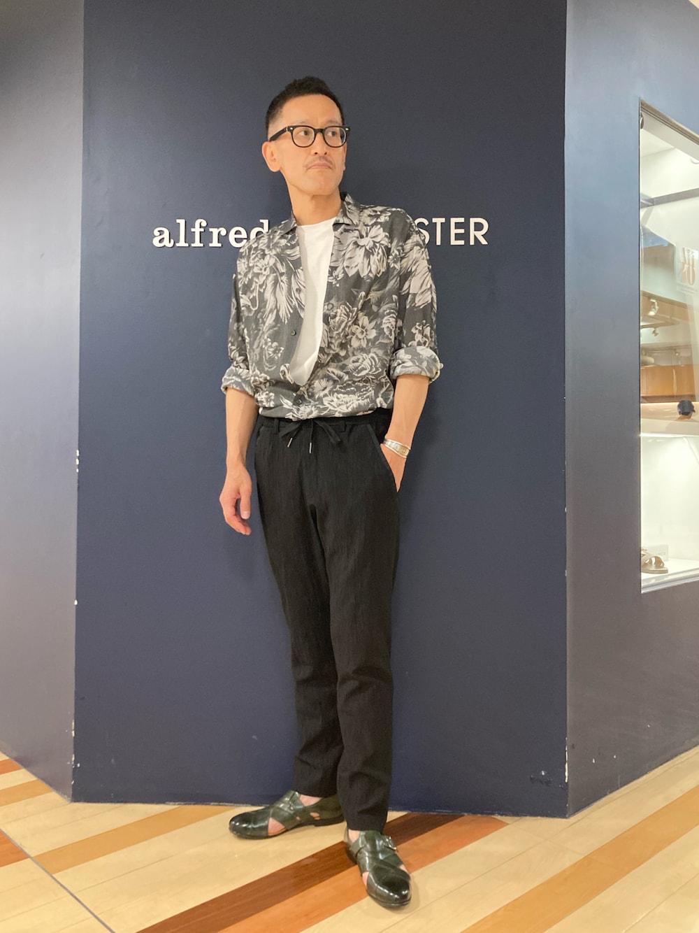 「グルカサンダル、レザーサンダル、フラワープリント、シャツスタイル、シャツ、春コーデ、春服コーデ、メガネ男子」｜「alfredoBANNISTERのエレガントグルカサンダル（サンダル、グリーン系）」を使った、nobgさん（メンズ・171cm）の春コーディネートの1枚目の写真
