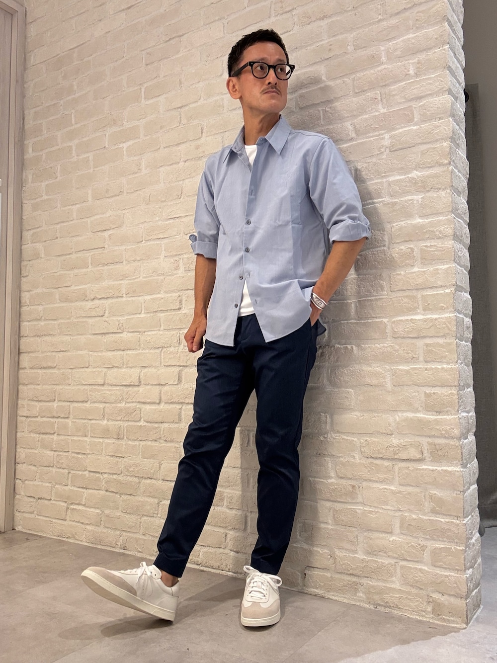 「スニーカー、スニーカーコーデ、レザースニーカー、シャツスタイル、オトナカジュアル、大人カジュアル、大人コーデ、夏コーデ、アルフレッド･バニスター(alfredoBANNISTER)」｜「alfredoBANNISTERの【WEB別注】トレーナータイプ レザースニーカー（スニーカー、ホワイト系）」を使った、nobgさん（メンズ・171cm）の夏コーディネートの1枚目の写真