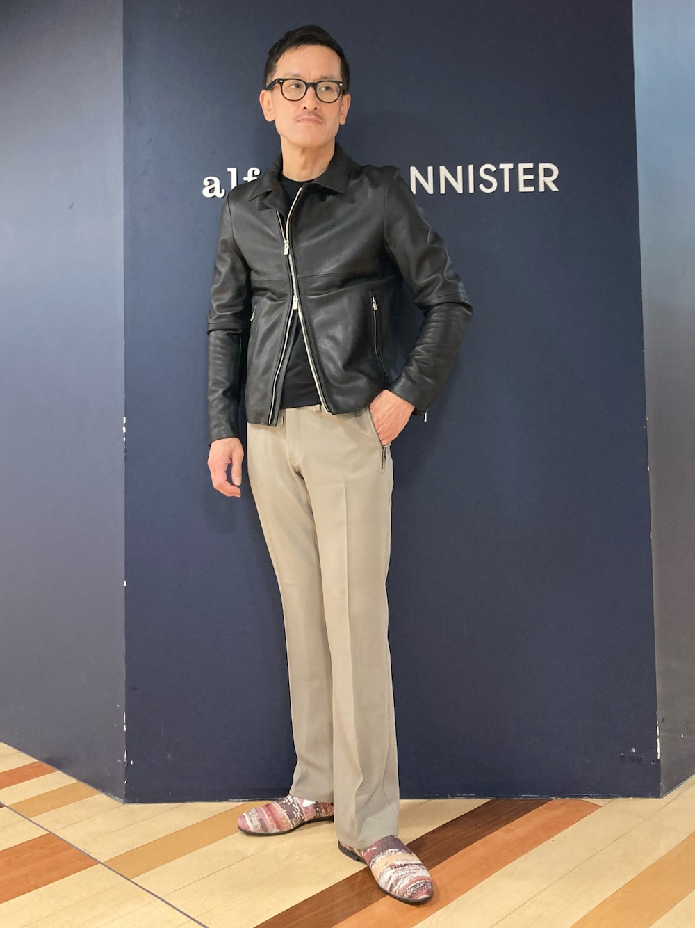「スリッポン、レザースリッポン、春服コーデ、レザージャケット、ライダース、大人カジュアル、アンティーク風、アルフレッド･バニスター(alfredoBANNISTER)」｜「5351 POUR LES HOMMESのシューカットスラックスチノパンツ（スラックス、グリーン系）」を使った、nobgさん（メンズ・171cm）の春コーディネートの1枚目の写真