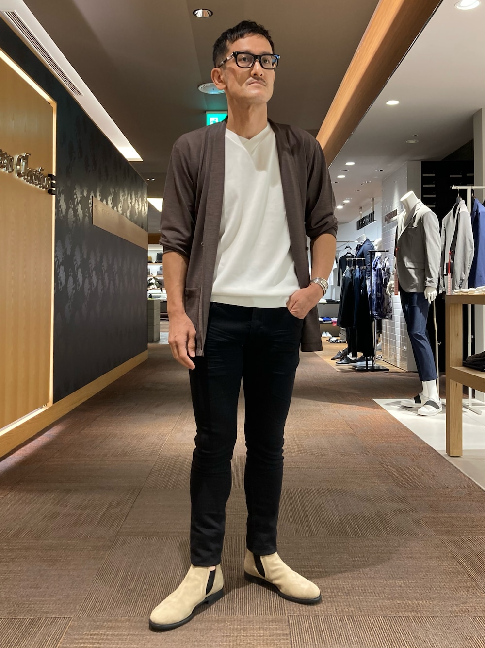 「大人カジュアル、シンプルスタイル、カーディガンコーデ、ニットオンニット、ブラックスキニー、ショートブーツ」｜「5351 POUR LES HOMMESのシルケットコットン Vネック半袖ニットソー（Tシャツ/カットソー、ホワイト系）」を使った、nobgさん（メンズ・171cm）の春コーディネートの1枚目の写真