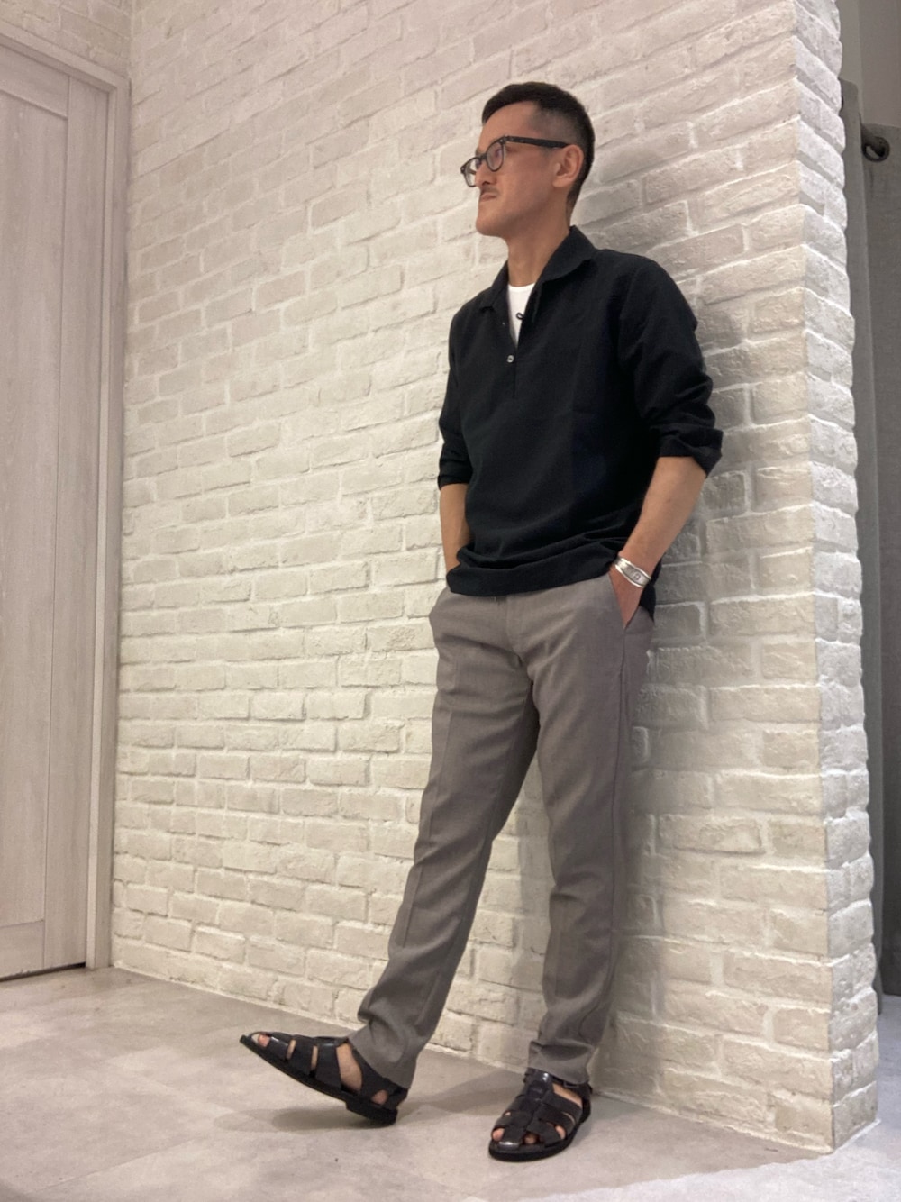 「グルカサンダル、サンダル、サンダルコーデ、レザーサンダル、シャツスタイル、シャツ、カプリシャツ、オトナカジュアル、大人カジュアル、大人コーデ、アルフレッド･バニスター(alfredoBANNISTER)」｜「alfredoBANNISTERのオールレザーグルカサンダル（サンダル、ブラック系）」を使った、nobgさん（メンズ・171cm）の春コーディネートの1枚目の写真