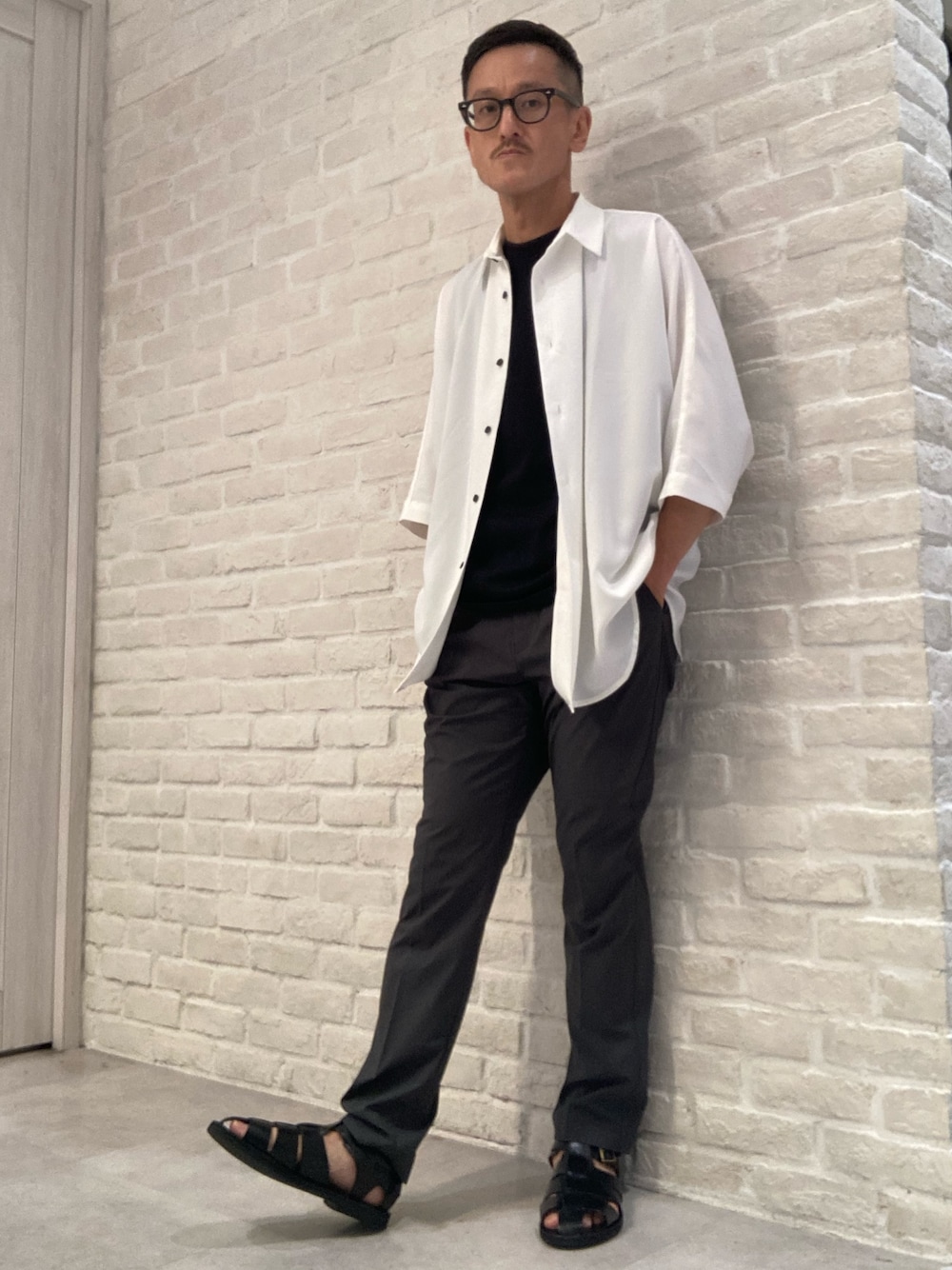 「サンダル、サンダルコーデ、レザーサンダル、グルカサンダル、革靴コーデ、シャツスタイル、アルフレッド･バニスター(alfredoBANNISTER)」｜「alfredoBANNISTERのオールレザーグルカサンダル（サンダル、ブラック系）」を使った、nobgさん（メンズ・171cm）の春コーディネートの1枚目の写真