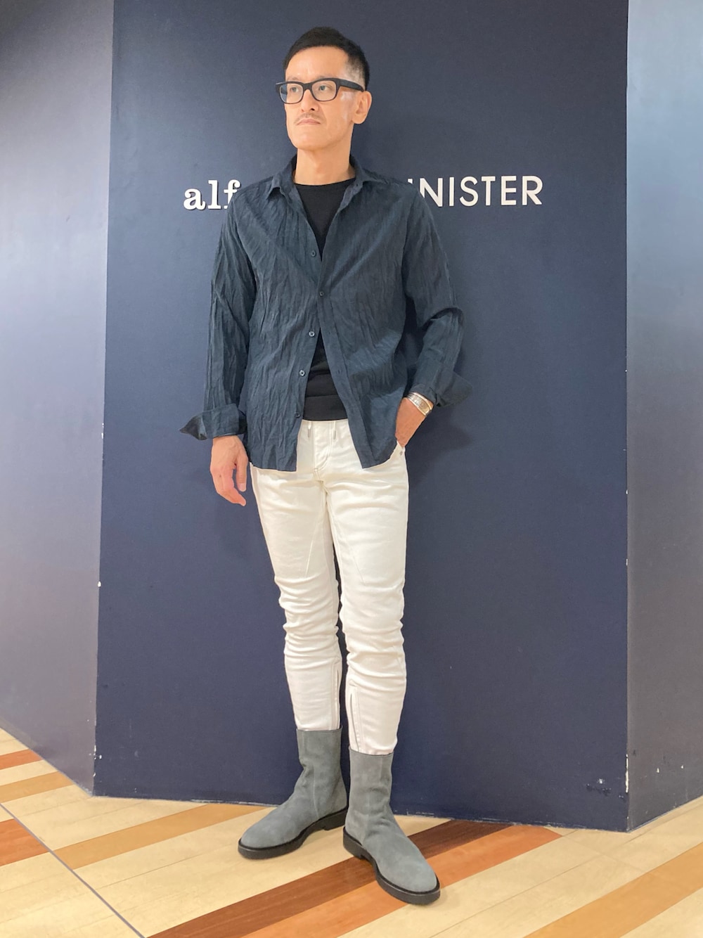 「ホワイトデニム、ネイビーシャツ、ロングブーツ、アルフレッド･バニスター(alfredoBANNISTER)、秋コーデ、シャツコーデ、ラフコーデ」｜「5351 POUR LES HOMMESの【新色追加】フィブリルワッシャー 長袖シャツ（シャツ/ブラウス、ブルー系）」を使った、nobgさん（メンズ・171cm）の秋コーディネートの1枚目の写真