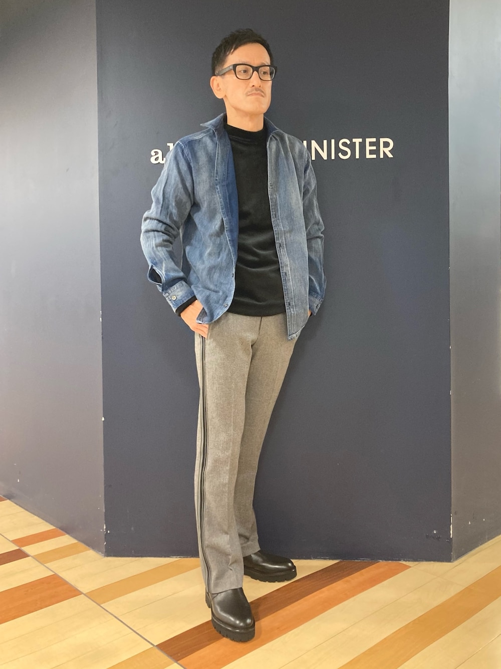 「ダンガリーシャツ、モックネック、フレアパンツ、サイドゴアブーツ、アルフレッド･バニスター(alfredoBANNISTER)、秋服コーデ、レイヤードスタイル」｜「5351 POUR LES HOMMESの2.5ozﾗｲﾄｵﾝｽｺｯﾄﾝﾀﾞﾝｶﾞﾘｰｼｬﾂ（シャツ/ブラウス、ブルー系）」を使った、nobgさん（メンズ・171cm）の秋コーディネートの1枚目の写真