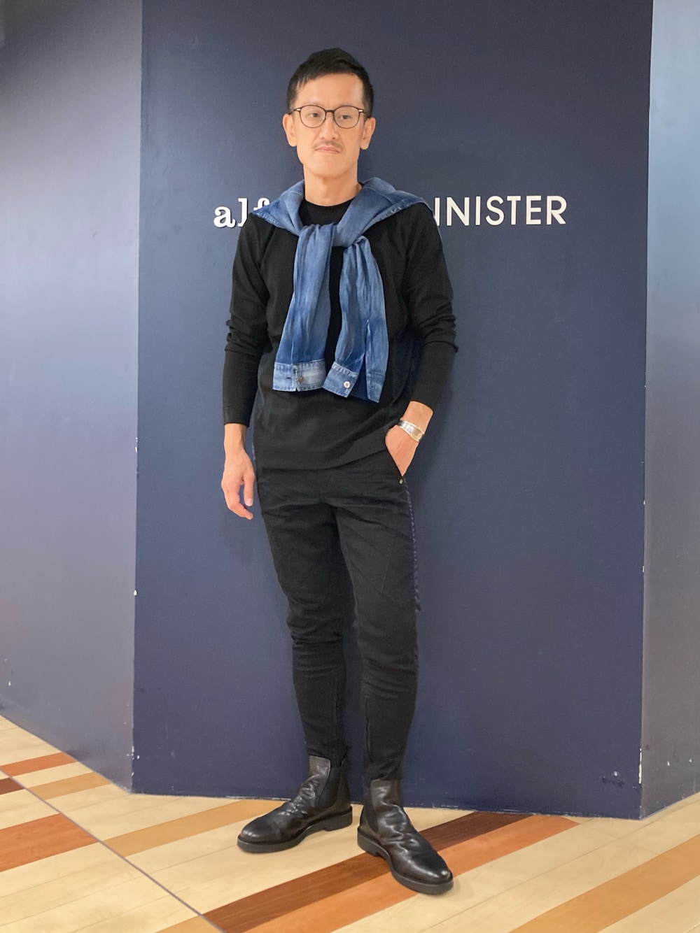 「ブラックコーデ、ブラックデニム、ブーツ、サイトゴアブーツ、アルフレッド･バニスター(alfredoBANNISTER)」｜「5351 POUR LES HOMMESの【22A/W】スキニージョグデニム（デニムパンツ、ブラック系）」を使った、nobgさん（メンズ・171cm）の夏コーディネートの1枚目の写真