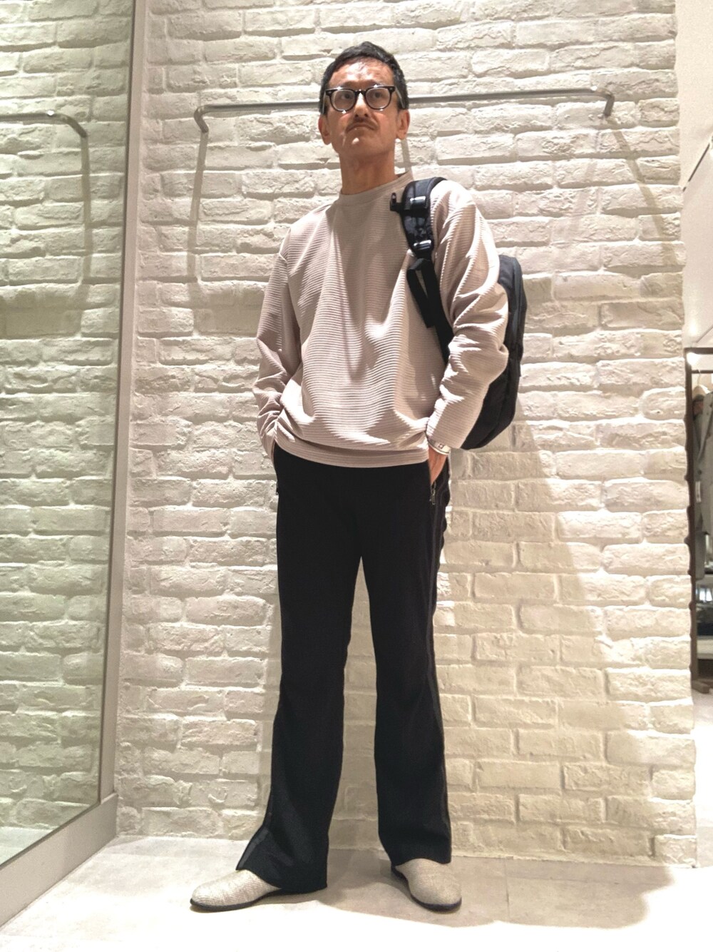 ベージュ系のスリッポン、ベージュ系のTシャツ/カットソーを着用したメンズの秋コーディネートの1枚目の写真