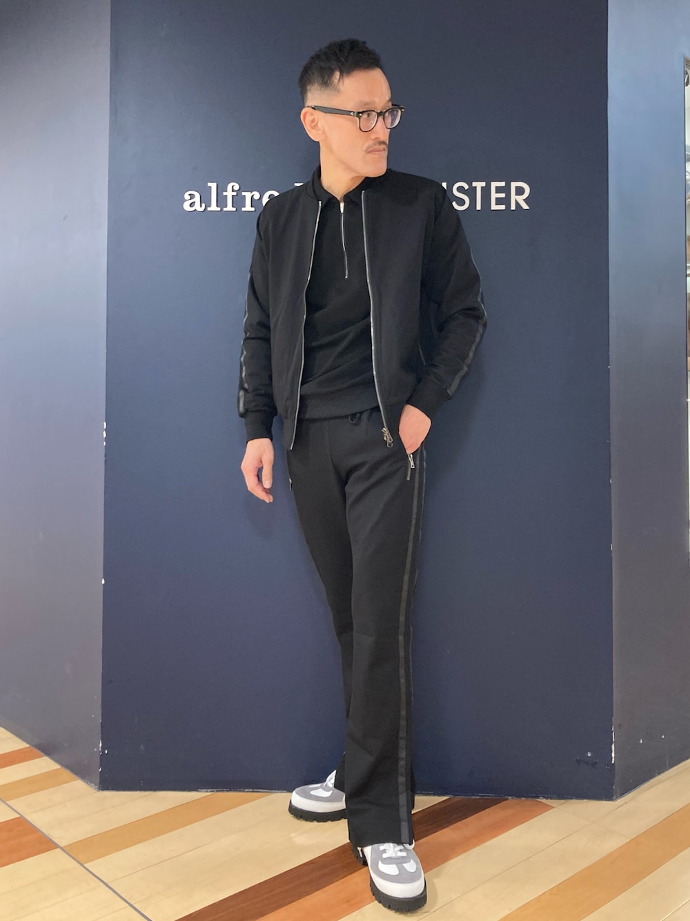 「スポーツミックス、フレアパンツ、ジャージ、ジャーマントレーナー、アルフレッド･バニスター(alfredoBANNISTER)、レザースニーカー、ポロシャツ」｜「5351 POUR LES HOMMESの【セットアップ対応】アームライン トラックジャケット（ジャージ、ブラック系）」を使った、nobgさん（メンズ・171cm）の冬コーディネートの1枚目の写真