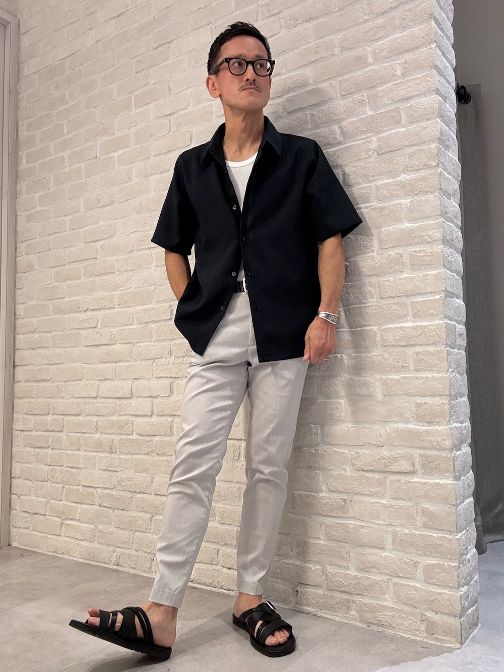 「サンダル、サンダルコーデ、レザーサンダル、アルフレッド･バニスター(alfredoBANNISTER)、シャツスタイル、シャツコーデ」｜「alfredoBANNISTERのマルチクロス レザーサンダル（サンダル、ブラック系）」を使った、nobgさん（メンズ・171cm）の夏コーディネートの1枚目の写真