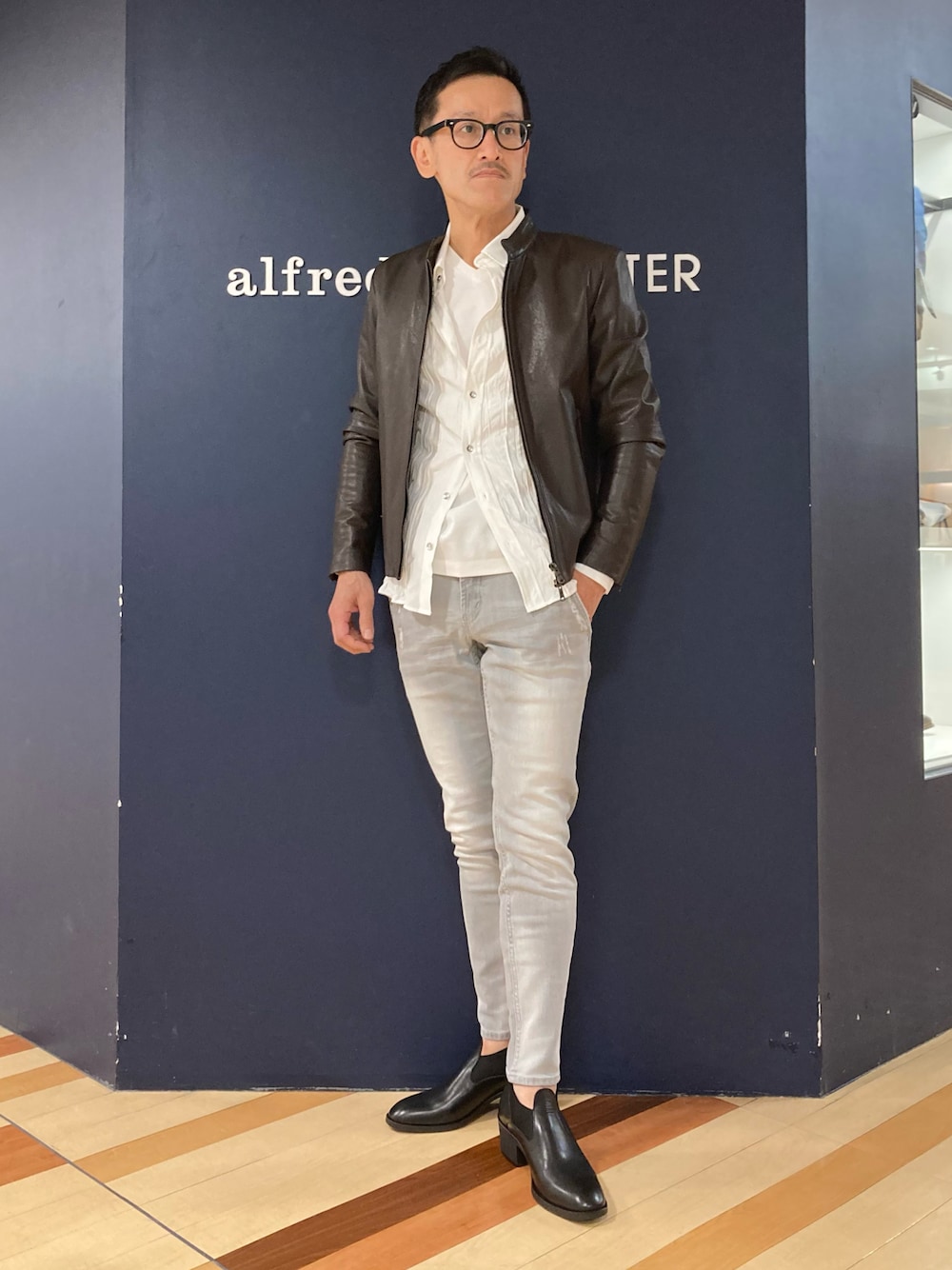 「ハイヒール、アルフレッド･バニスター(alfredoBANNISTER)、レザースリッポン、グレーデニム、レザージャケット、レザーブルゾン、ライタースジャケット、シングルライダース、レイヤードスタイル、オトナカジュアル」｜「5351 POUR LES HOMMESの【23A/W】シングル レザージャケット（ライダースジャケット、ブラウン系）」を使った、nobgさん（メンズ・171cm）の冬コーディネートの1枚目の写真