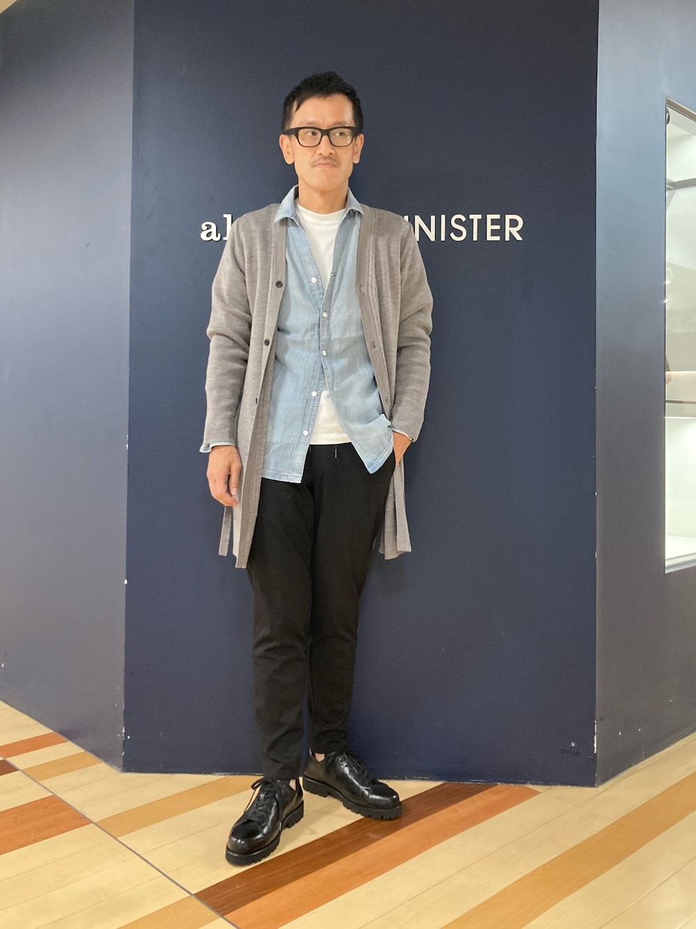 「ロングカーディガン、ロングニット、ダンガリーシャツ、ブラックパンツ、ブラックスニーカー、レザースニーカー、アルフレッド･バニスター(alfredoBANNISTER)、秋服まるっと大公開、大人カジュアル、秋コーデ」｜「5351 POUR LES HOMMESの2.5ozライトオンス コットン ダンガリー シャツ（シャツ/ブラウス、ブルー系）」を使った、nobgさん（メンズ・171cm）の秋コーディネートの1枚目の写真