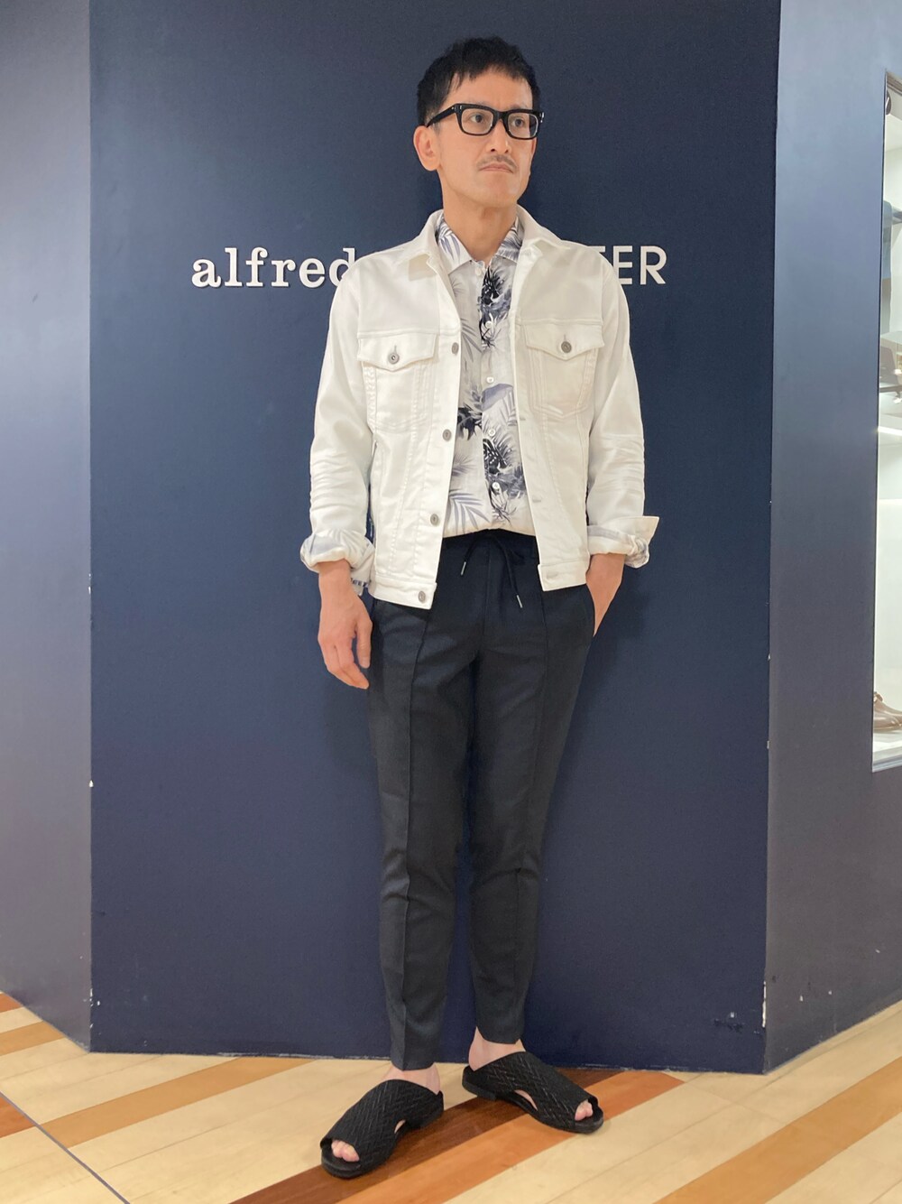 「ホワイトジャケット、フラワープリント、スラックスパンツ、レザーサンダル、ジージャンコーデ、オトナカジュアル、春コーデ、オトナキレイめ」｜「5351 POUR LES HOMMESの【23S/S】ハイパーストレッチ デニムジャケット（デニムジャケット、ホワイト系）」を使った、nobgさん（メンズ・171cm）の春コーディネートの1枚目の写真