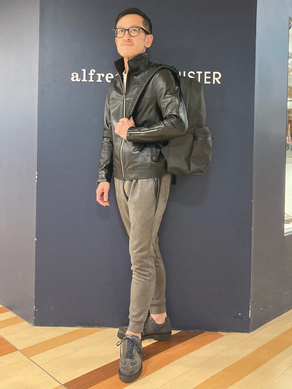 「ジャーマントレーナー、スポーツミックス、レザージャケット、バックパック、ジョガーパンツ、30代コーデ、ジムスタイル、アルフレッド･バニスター(alfredoBANNISTER)」｜「5351 POUR LES HOMMESの【24S/S】フレンチアーミー レザージャケット（ライダースジャケット、ブラック系）」を使った、nobgさん（メンズ・171cm）の冬コーディネートの1枚目の写真
