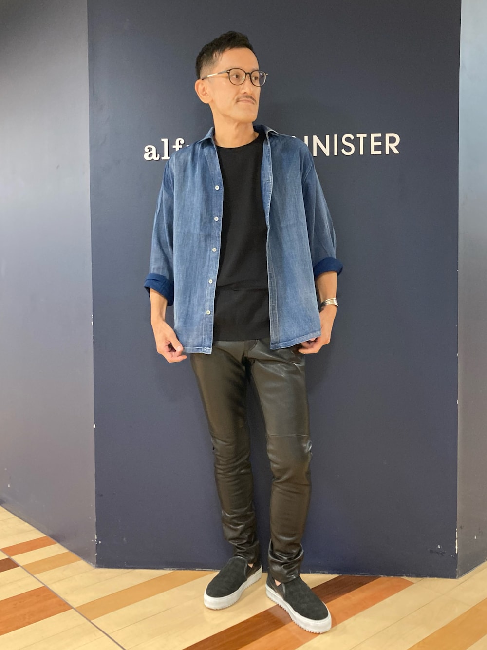 「レザーパンツ、ダンガリーシャツ、レザースリッポン、レザースニーカー、アルフレッド･バニスター(alfredoBANNISTER)」｜「5351 POUR LES HOMMESの2.5ozﾗｲﾄｵﾝｽｺｯﾄﾝﾀﾞﾝｶﾞﾘｰｼｬﾂ（シャツ/ブラウス、ブルー系）」を使った、nobgさん（メンズ・171cm）の夏コーディネートの1枚目の写真