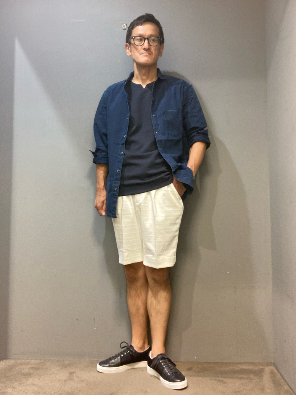 「ホワイトショーツ、ショーツ、ショーツスタイル、ショートパンツ、デニムシャツ、ダンガリーシャツ、レザースニーカー、アルフレッド･バニスター(alfredoBANNISTER)、きれいめカジュアル、オトナカジュアル、休日コーデ」｜「5351 POUR LES HOMMESのカッタウェイ ダンガリーシャツ（シャツ/ブラウス、ブルー系）」を使った、nobgさん（メンズ・171cm）の夏コーディネートの1枚目の写真