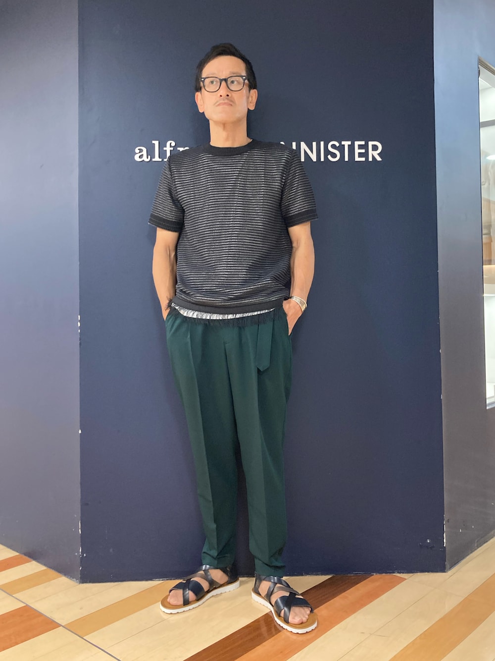 「レザーサンダル、グラディエーターサンダル、サンダル、サンダルコーデ、フリンジニット、メッシュニット、グリーンパンツ、レイヤードスタイル、夏コーデ、オトナカジュアル」｜「5351 POUR LES HOMMESのフリンジ ニットTシャツ（Tシャツ/カットソー、ブラック系）」を使った、nobgさん（メンズ・171cm）の夏コーディネートの1枚目の写真
