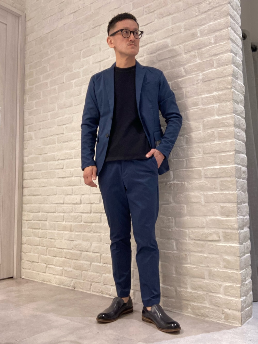 ブルー系のスリッポンを着用したメンズの春コーディネートの1枚目の写真