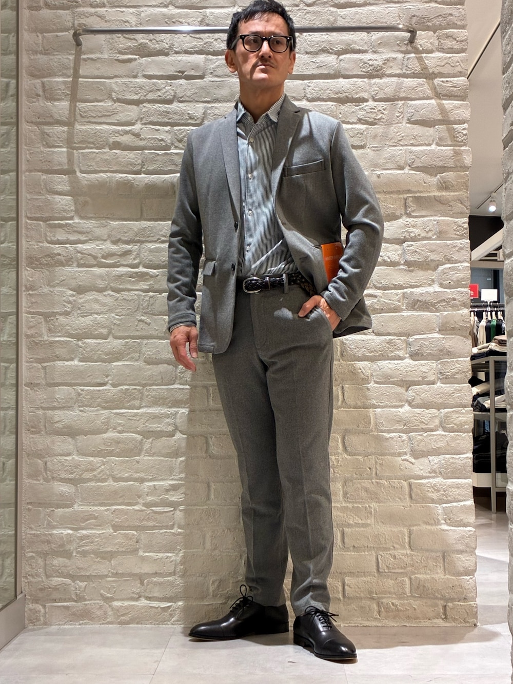 ブラック系のドレスシューズを着用したメンズの秋コーディネートの1枚目の写真