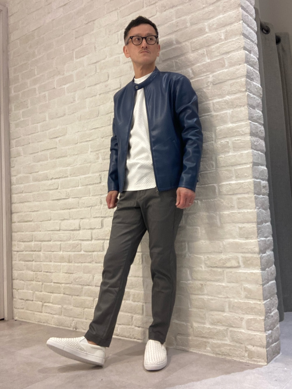 「ライダースコーデ、ホワイトスニーカー、スニーカー、スニーカーコーデ、スリッポンスニーカー、スリッポン、アルフレッド･バニスター(alfredoBANNISTER)、春コーデ、お出かけコーデ、シンプルスタイル」｜「alfredoBANNISTERの【一部店舗＋WEB限定】シャークソール クッション メッシュ スリッポン（スリッポン、ホワイト系）」を使った、nobgさん（メンズ・171cm）の春コーディネートの1枚目の写真