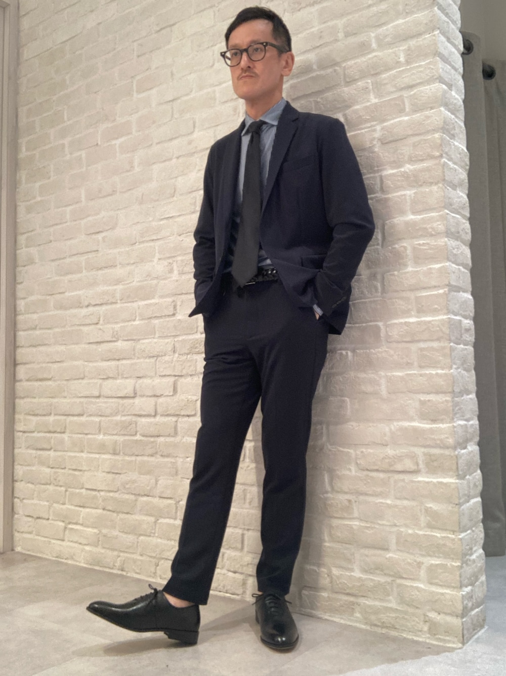 ブラック系のドレスシューズを着用したメンズの冬コーディネートの1枚目の写真