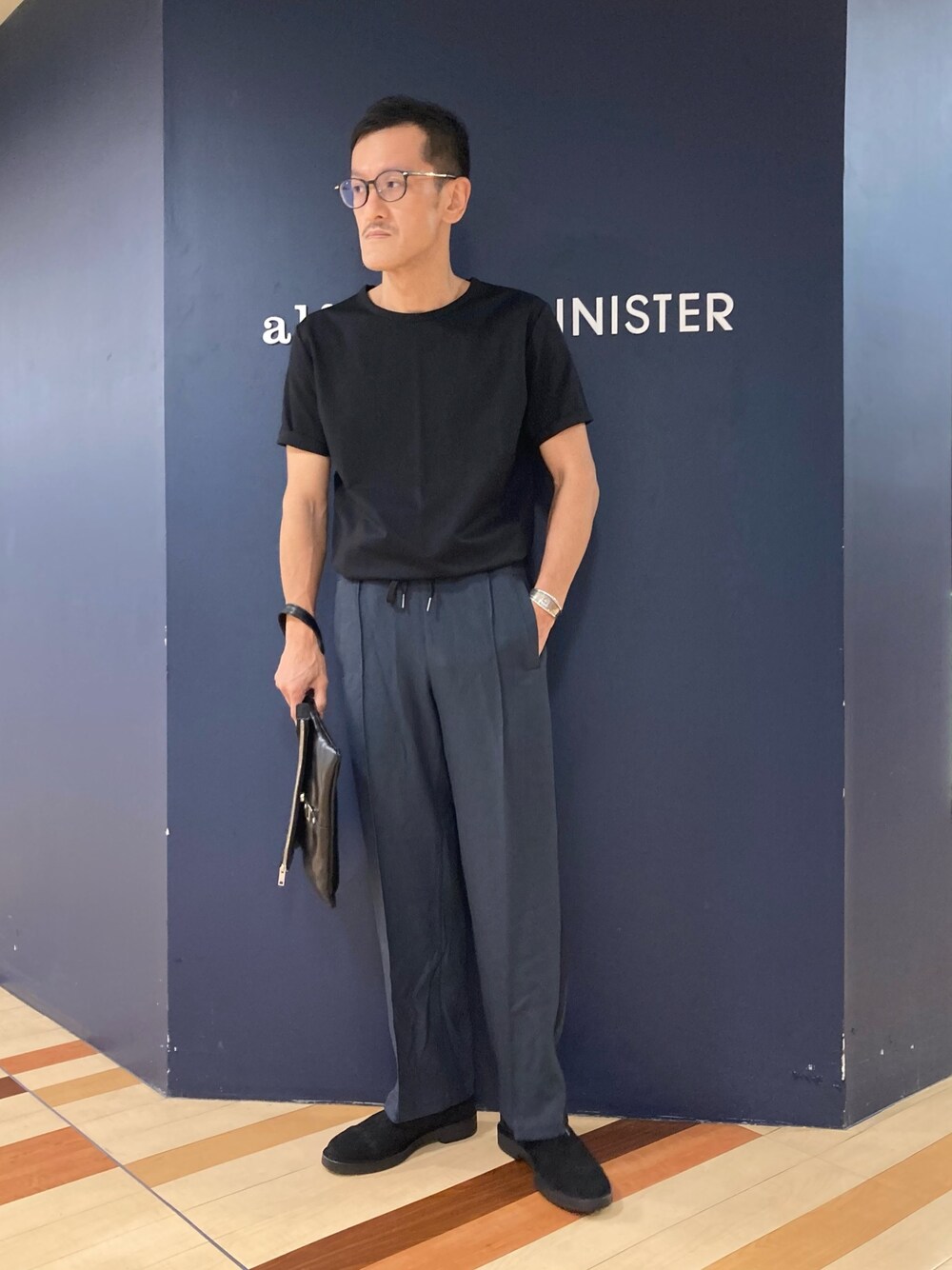 「フレアパンツ、ストレートパンツ、ブーツ、アルフレッド･バニスター(alfredoBANNISTER)、サイドゴアブーツ」｜「5351 POUR LES HOMMESの半袖クルーネックTシャツ（Tシャツ/カットソー、ブラック系）」を使った、nobgさん（メンズ・171cm）の夏コーディネートの1枚目の写真