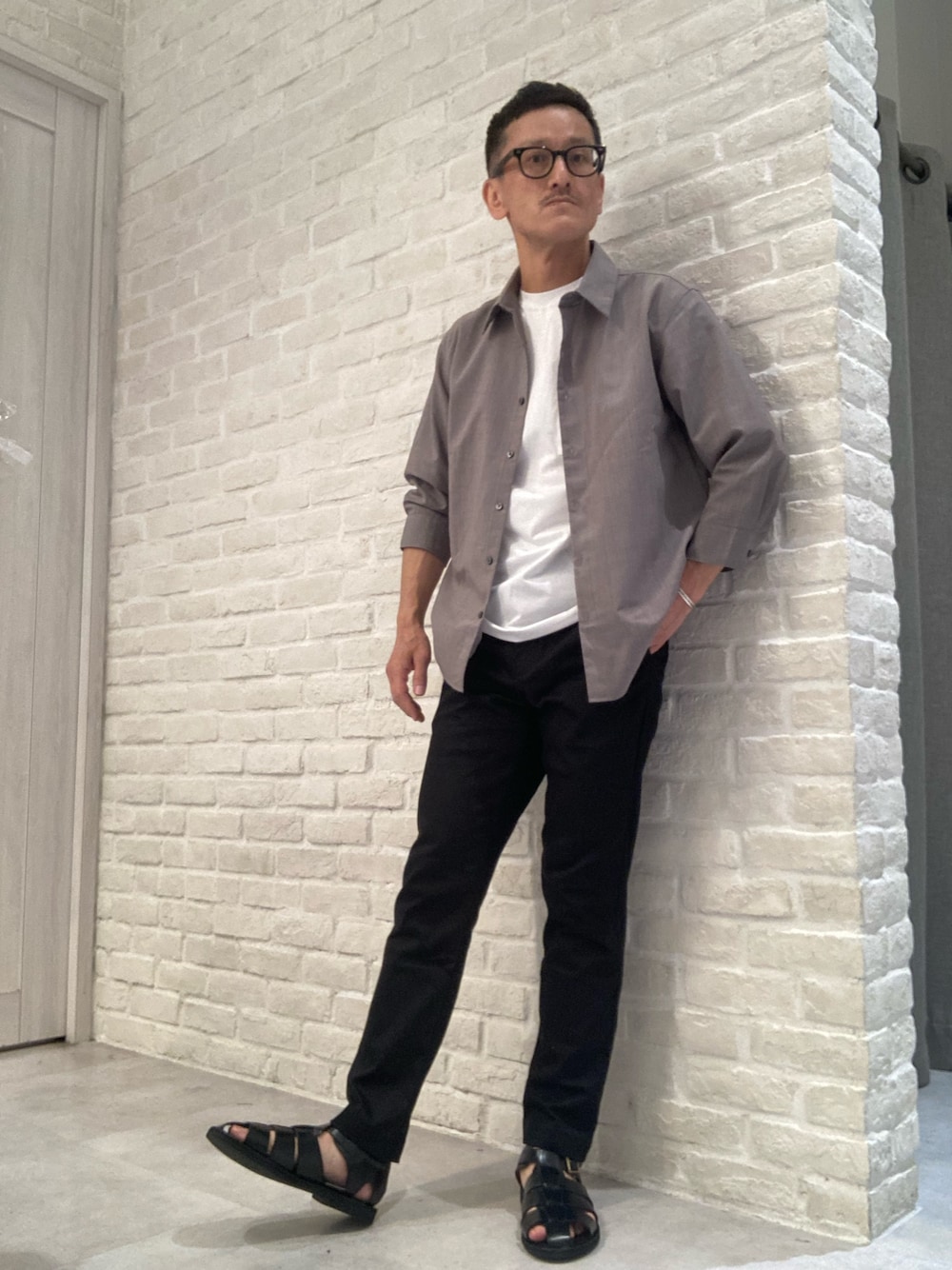 「サンダル、サンダルコーデ、レザーサンダル、グルカサンダル、夏コーデ、大人カジュアル、アルフレッド･バニスター(alfredoBANNISTER)、アウトレット、アウトレットシューズ」｜「alfredoBANNISTERのオールレザーグルカサンダル（サンダル、ブラック系）」を使った、nobgさん（メンズ・171cm）の春コーディネートの1枚目の写真