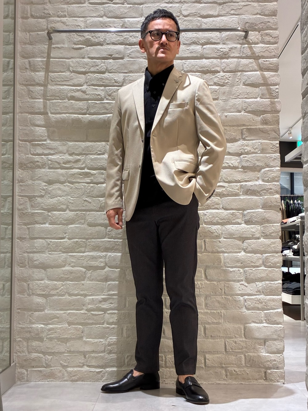 ブラック系のスリッポンを着用したメンズの春コーディネートの1枚目の写真