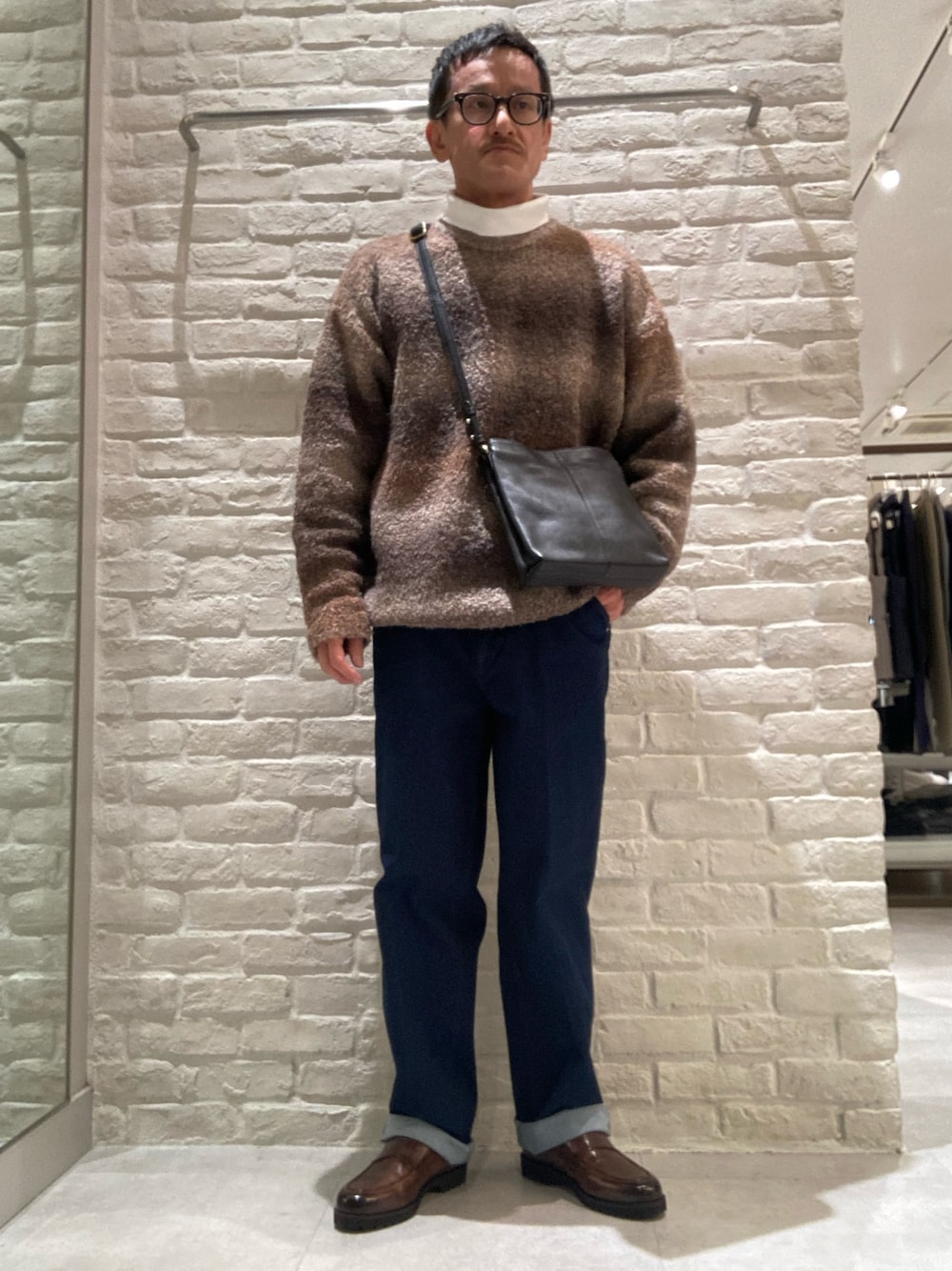 ブラック系のボディバッグ/ウエストポーチ、ブラウン系のブーツ、ブラック系のブーツを着用したメンズの冬コーディネートの1枚目の写真