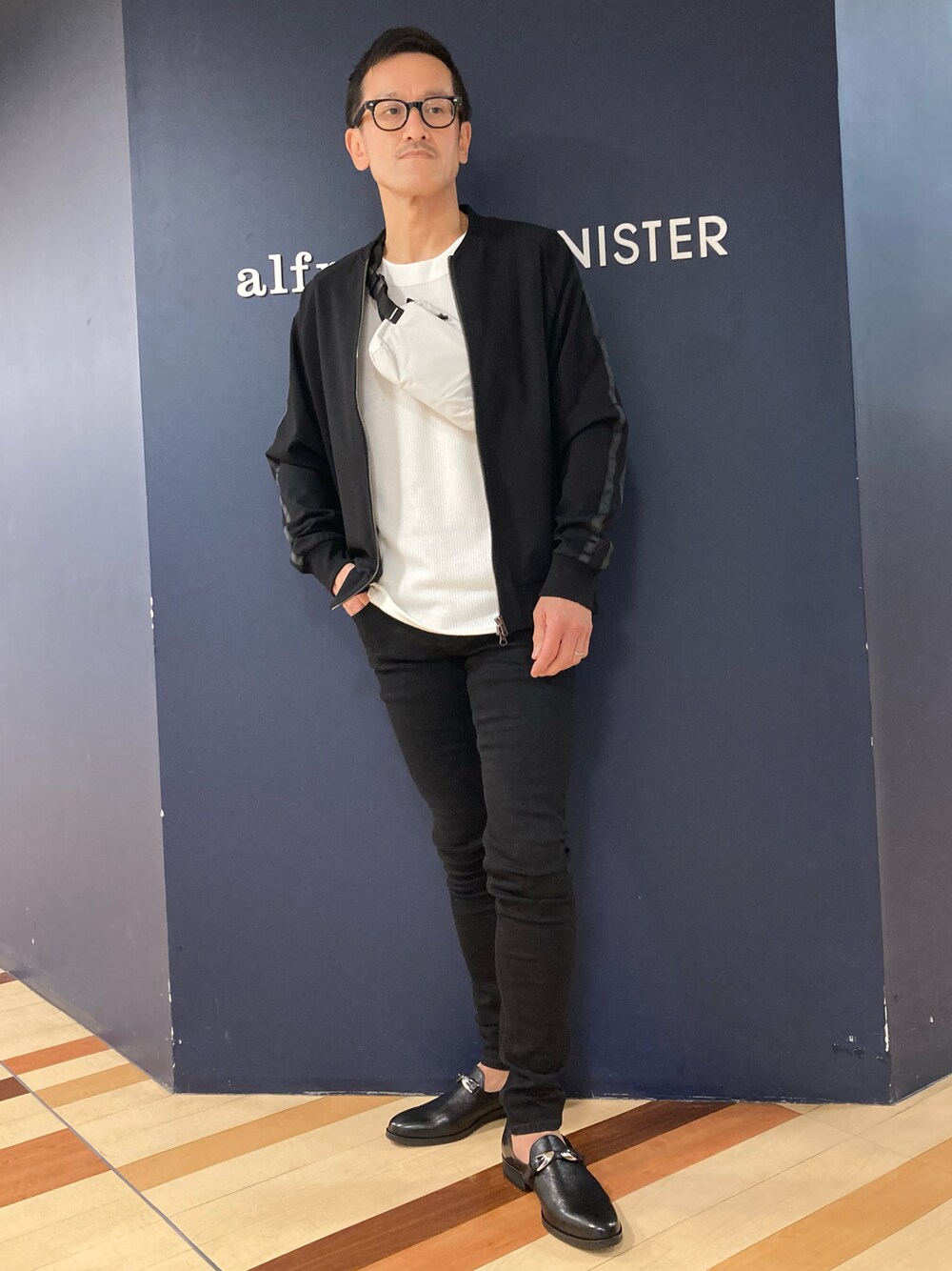 「オトナカジュアル、休日スタイル、ブラック×ホワイト、スリッポン、レザースリッポン、アルフレッド･バニスター(alfredoBANNISTER)、ジャージ」｜「5351 POUR LES HOMMESの【セットアップ対応】アームライン トラックジャケット（ジャージ、ブラック系）」を使った、nobgさん（メンズ・171cm）の春コーディネートの1枚目の写真