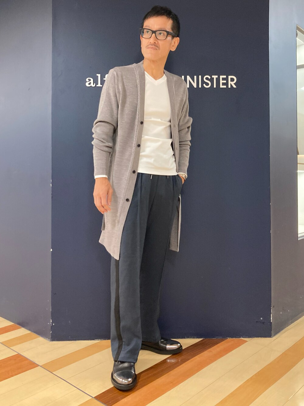 「フレアパンツ、ストレートパンツ、ロングカーディガン、秋コーデ、オトナカジュアル、サイドゴアブーツ、アルフレッド･バニスター(alfredoBANNISTER)」｜「5351 POUR LES HOMMESのウーステッド ニット ロングカーディガン（カーディガン/ボレロ、ベージュ系）」を使った、nobgさん（メンズ・171cm）の秋コーディネートの1枚目の写真